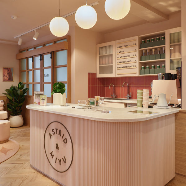 Cafe_2-Astrid &amp; Miyu