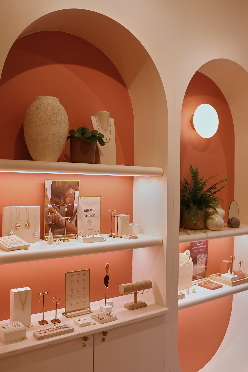 Iconic_Arches_1_15c59b6b-8911-4028-bca1-8764730e51f5-Astrid &amp; Miyu