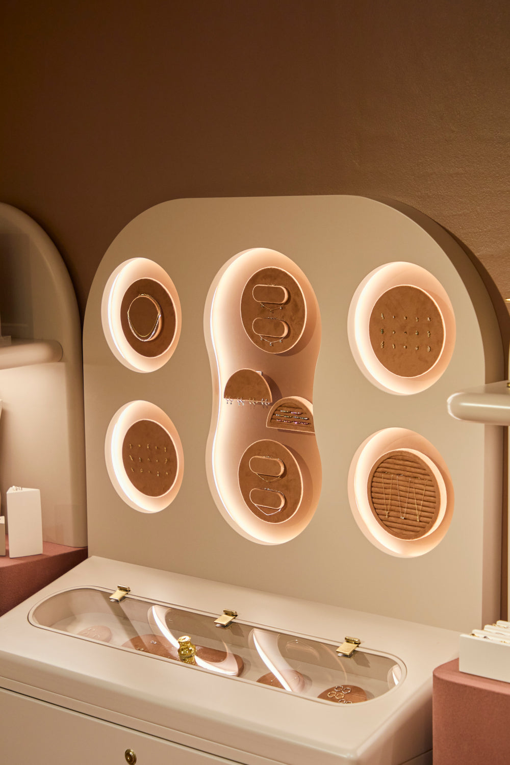 Organic_shapes_030b22eb-d940-4ff5-9703-a78591ac9843-Astrid &amp; Miyu