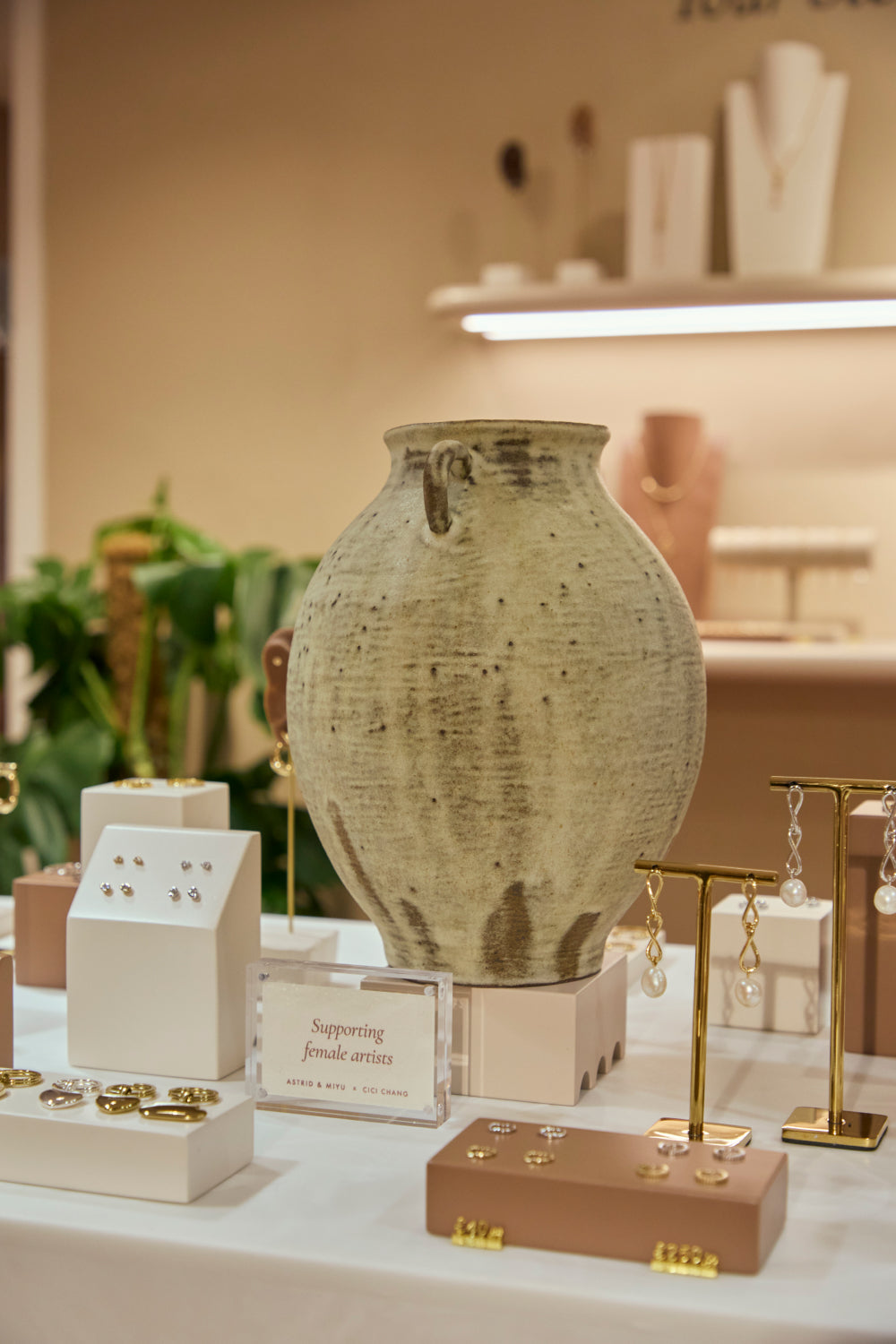 Tactile_textures_edf9f324-5636-4c44-89ac-7664b582559e-Astrid &amp; Miyu