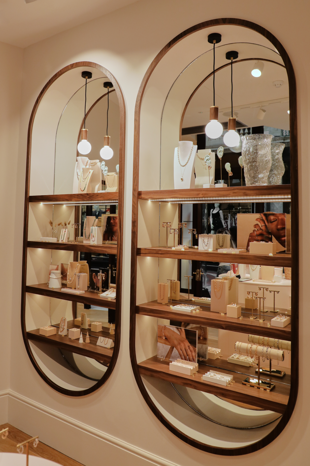 Iconic_arches-Astrid &amp; Miyu