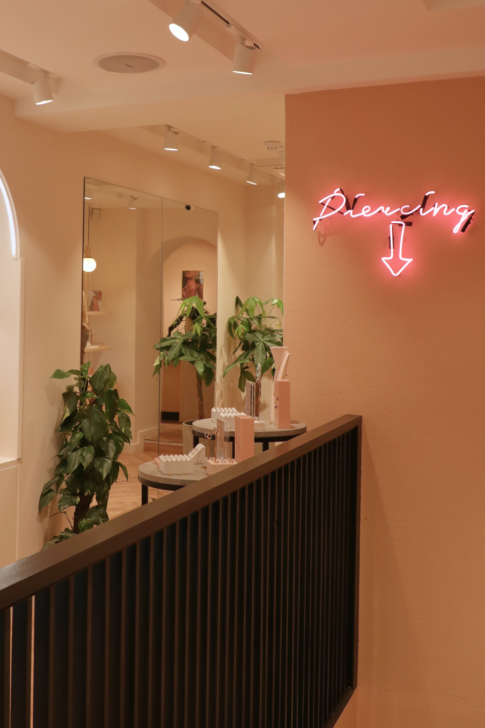 Neon_signage-Astrid &amp; Miyu