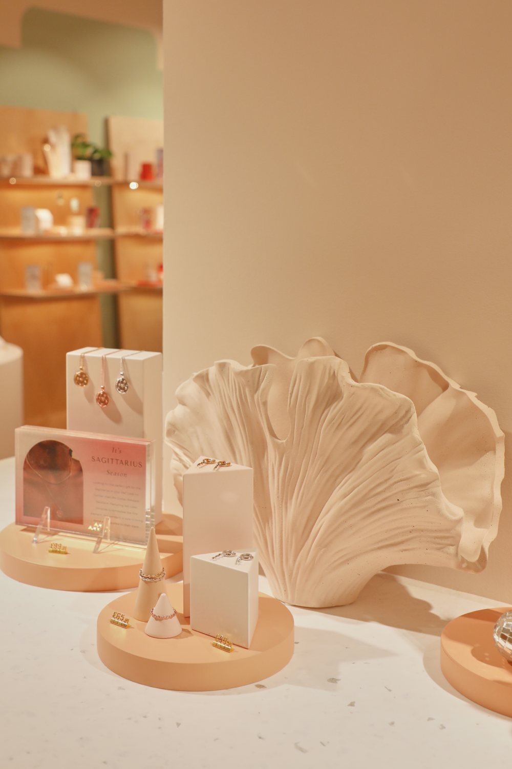 Organic_shapes-Astrid &amp; Miyu